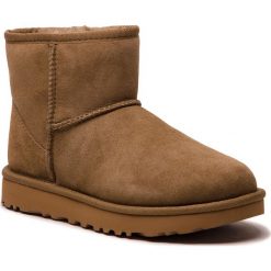 Buty UGG - W Classic Mini II 1016222 W/Alp. Kozaki damskie marki UGG. W wyprzedaży za 479.00 zł.