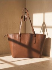 Torba shopper z imitacji skóry i zawieszką - brązowy. Brązowe torebki shopper damskie Sinsay, bez wzorów, ze skóry, bez dodatków. Za 49.99 zł.