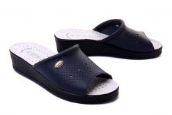 SANITAL FLEX 698/I blue, klapki damskie. Niebieskie klapki damskie Sanital-Flex, bez wzorów, ze skóry, bez obcasa, na koturnie. Za 119.90 zł.