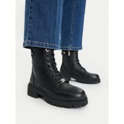 Trzewiki Nine West. Czarne botki damskie Nine West, bez obcasa, na płaskiej podeszwie, bez zapięcia. Za 279.99 zł.