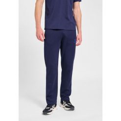 Spodnie dresowe Hummel Move 2.0. Niebieskie krótkie spodenki sportowe męskie Hummel, bez wzorów, z dresówki, na fitness i siłownię. Za 287.00 zł.