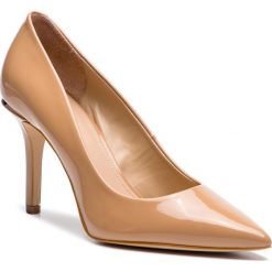 Szpilki GUESS - Barett2 FL6BA2 PAF08 DTAN. Półbuty damskie marki Guess. Za 559.00 zł.