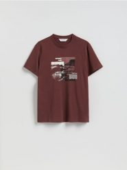 T-shirt regular z nadrukiem - bordowy. Czerwone t-shirty męskie Reserved, l, bez wzorów, z bawełny, bez kołnierzyka. Za 59.99 zł.