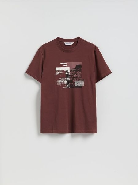 T-shirt regular z nadrukiem - bordowy. Czerwone t-shirty męskie Reserved, l, bez wzorów, z bawełny, bez kołnierzyka. Za 59.99 zł.