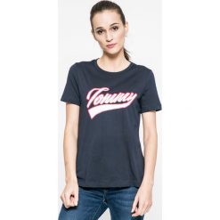 Tommy Hilfiger - Top. Szare topy damskie Tommy Hilfiger, z nadrukiem, z bawełny, z okrągłym kołnierzem, z krótkim rękawem. W wyprzedaży za 139.90 zł.