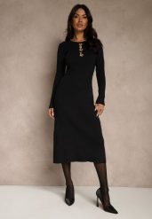 Czarna Prążkowana Sukienka z Dzianiny z Wiskozą Zdobiona Aplikacjami Tusmeira. Czarne sukienki damskie Renee, na spotkanie biznesowe, m, z aplikacjami, z dzianiny, eleganckie, bez kołnierzyka, bez ramiączek, midi, oversize. Za 149.99 zł.