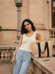 Swetrowa ażurowa bluzka na ramiączkach - kremowy. Białe bluzki damskie Sinsay, l, w ażurowe wzory, bez kołnierzyka, bez ramiączek. Za 29.99 zł.