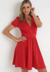 Czerwona Sukienka Coryle. Czerwone sukienki damskie Born2be, na wesele, l, bez wzorów, z dzianiny, bez kołnierzyka, bez ramiączek, mini, kopertowe. Za 119.99 zł.