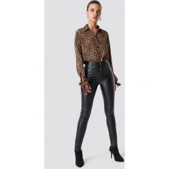 NA-KD Trend Spodnie z wysokim stanem Waxed - Black. Spodnie materiałowe damskie marki NA-KD Trend. Za 161.95 zł.