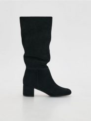Zamszowe kozaki na obcasie - czarny. Czarne kozaki damskie Reserved, z zamszu, bez obcasa, na obcasie. Za 359.99 zł.