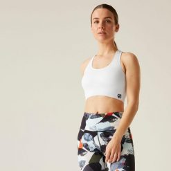 Biustonosz sportowy damski Don't Sweat It III Dare 2b. Białe obuwie sportowe damskie Dare 2b, bez wzorów, z elastanu, na fitness i siłownię. W wyprzedaży za 69.99 zł.