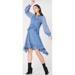 NA-KD Boho Sukienka z falbanką - Blue. Sukienki damskie NA-KD Trend, z falbankami, z długim rękawem. W wyprzedaży za 81.18 zł.