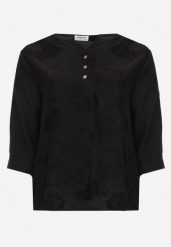 Czarna Bluzka Ozdobiona Guzikami i Haftowanymi Kwiatami Delmana. Czarne bluzki damskie Born2be, plus size, z aplikacjami, z materiału, casualowe, bez kołnierzyka, plus size, bez ramiączek. Za 69.99 zł.