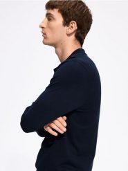 Wiskozowy sweter polo - granatowy. Niebieskie swetry przez głowę męskie Reserved, l, bez wzorów, z dzianiny, bez kołnierzyka. Za 119.99 zł.