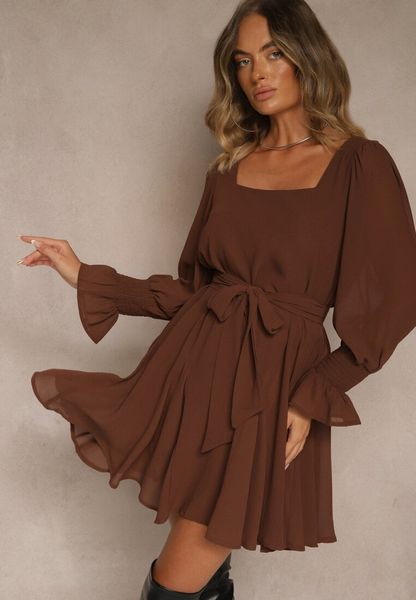 Brązowa Sukienka Vices z Półtransparentnymi Rękawami Wiązania w Talii Resmosa. Brązowe sukienki damskie Renee, na co dzień, l, bez wzorów, z materiału, eleganckie, bez kołnierzyka, bez ramiączek, midi. Za 139.99 zł.