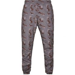 Spodnie Urban Classic track camo. Zielone spodnie materiałowe męskie Urban Classics, m, bez wzorów. Za 244.50 zł.