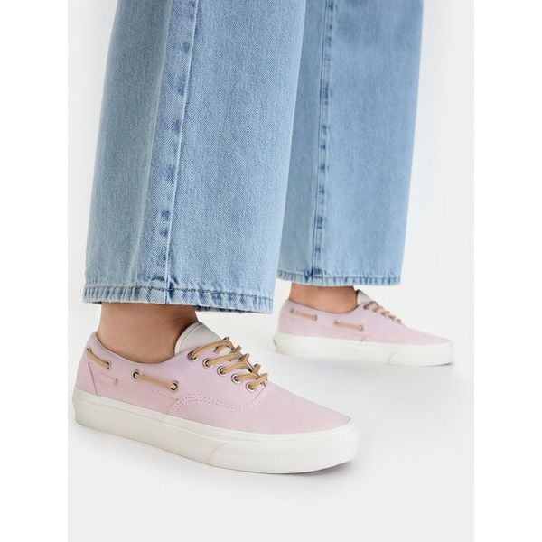 Tenisówki Vans. Czerwone trampki i tenisówki damskie Vans, bez wzorów, bez zapięcia. Za 332.99 zł.
