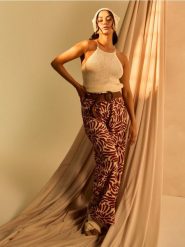 Spodnie wide leg z abstrakcyjnym wzorem - wielobarwny. Spodnie materiałowe damskie Sinsay, l, bez wzorów. Za 39.99 zł.