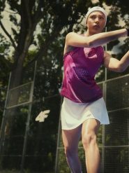 4F Koszulka bez rękawów tenisowa regular szybkoschnąca damska - fioletowa S. Fioletowe koszulki sportowe damskie 4f, s, bez wzorów, bez kołnierzyka, bez ramiączek, na fitness i siłownię. Za 99.99 zł.
