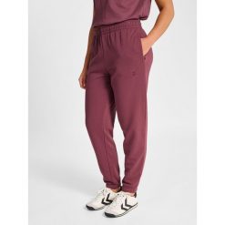Damskie spodnie dresowe Hummel Pulse. Czerwone spodnie dresowe damskie Hummel, bez wzorów, z dresówki. Za 214.50 zł.