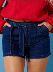 Szorty jeansowe z paskiem z domieszką lyocellu - granatowy. Niebieskie szorty damskie Sinsay, l, bez wzorów, z jeansu, boho. W wyprzedaży za 39.99 zł.