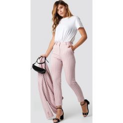 NA-KD Classic Różowe spodnie w paski - Pink. Różowe spodnie materiałowe damskie marki NA-KD Classic, w paski, z materiału. Za 202.95 zł.