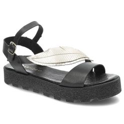 Czarne Sandały Armodo Modne Buty Na Platformie. Czarne klapki damskie Armodo, bez wzorów, ze skóry, bez obcasa, na platformie, bez zapięcia. Za 229.00 zł.