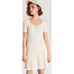 Sukienka mini z marszczeniem - Beżowy. Sukienki damskie Cropp. W wyprzedaży za 29.99 zł.