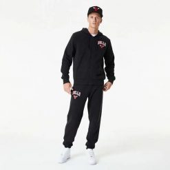 Bluza z kapturem Chicago Bulls Essentials. Czarne bluzy męskie New Era, l, bez wzorów, z kapturem. Za 258.50 zł.