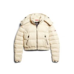 Damska krótka kurtka z kapturem Superdry Fuji. Brązowe kurtki damskie Superdry., bez wzorów, z puchu, z kapturem. Za 490.65 zł.