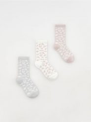 Skarpetki 3 pack - pastelowy róż. Czerwone skarpety damskie Reserved, bez wzorów. Za 49.99 zł.