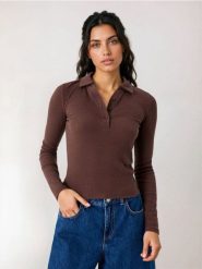 Prążkowana bluzka polo - brązowy. Brązowe bluzki damskie Sinsay, l, bez wzorów, prążkowane, bez kołnierzyka, bez ramiączek. Za 25.99 zł.