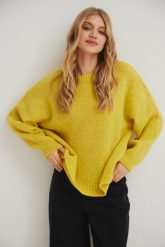 Sweter oversize z bufiastymi rękawami w kolorze LEMON - RIVERO. Żółte swetry damskie Marsala, na lato, bez wzorów, z wełny, bez kołnierzyka, bez ramiączek, bez kaptura. Za 249.90 zł.