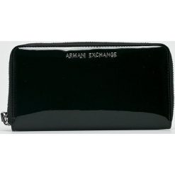 Armani Exchange - Portfel. Czarne portfele damskie Armani Exchange, z materiału. W wyprzedaży za 399.90 zł.
