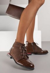 Brązowe Botki Lakierowane Vices Ozdobione Tłoczeniem Uzvila. Brązowe botki damskie Renee, z jeansu, eleganckie, bez obcasa, na płaskiej podeszwie, bez zapięcia. Za 119.99 zł.
