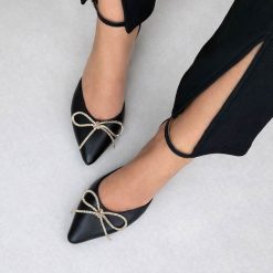 Czarne skórzane Polskie szpilki damskie Prestige 2252. Czarne szpilki damskie Prestige, bez wzorów, ze skóry, bez obcasa, bez zapięcia. Za 429.00 zł.