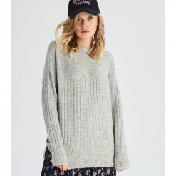 Szary sweter - Jasny szar. Swetry damskie Sinsay. W wyprzedaży za 29.99 zł.