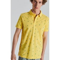 Koszulka polo all over - Żółty. Koszulki polo męskie marki Cropp. Za 59.99 zł.