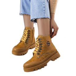 Camelowe ocieplane botki LCJ-22-44-1339L Lee Cooper beżowy. Brązowe botki damskie z materiału, sportowe, bez obcasa, bez zapięcia. Za 219.45 zł.
