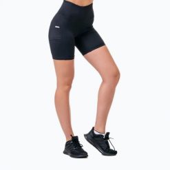 Spodenki treningowe damskie NEBBIA Biker Fit & Smart. Czarne szorty sportowe damskie Nebbia, l, bez wzorów, sportowe, na fitness i siłownię. Za 149.99 zł.
