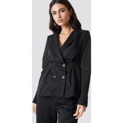 NA-KD Classic Dwurzędowa marynarka z podkreślona talią - Black. Czarne żakiety damskie NA-KD Classic. Za 283.95 zł.