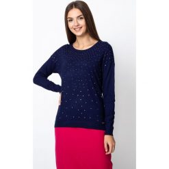Granatowy sweter z dżetami QUIOSQUE. Swetry damskie marki QUIOSQUE. W wyprzedaży za 89.99 zł.