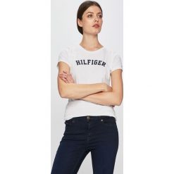 Tommy Hilfiger - Top. Białe t-shirty damskie Tommy Hilfiger, l, bez wzorów, z bawełny, casualowe, bez kołnierzyka. W wyprzedaży za 99.90 zł.