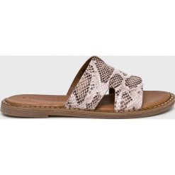 Tamaris - Klapki. Czerwone klapki damskie Tamaris, bez wzorów, z materiału, bez obcasa, bez zapięcia. W wyprzedaży za 149.90 zł.