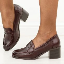 Bordowe mokasyny damskie na obcasie M.Daszyński 2201D-3. Czerwone mokasyny damskie M.Daszyński, ze skóry, biznesowe. Za 189.00 zł.