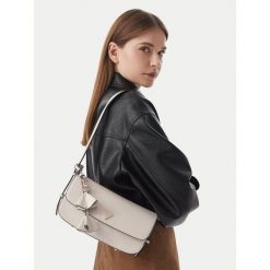 Torebka Guess. Białe torebki do ręki damskie Guess, z aplikacjami, klasyczne, bez dodatków. Za 544.99 zł.