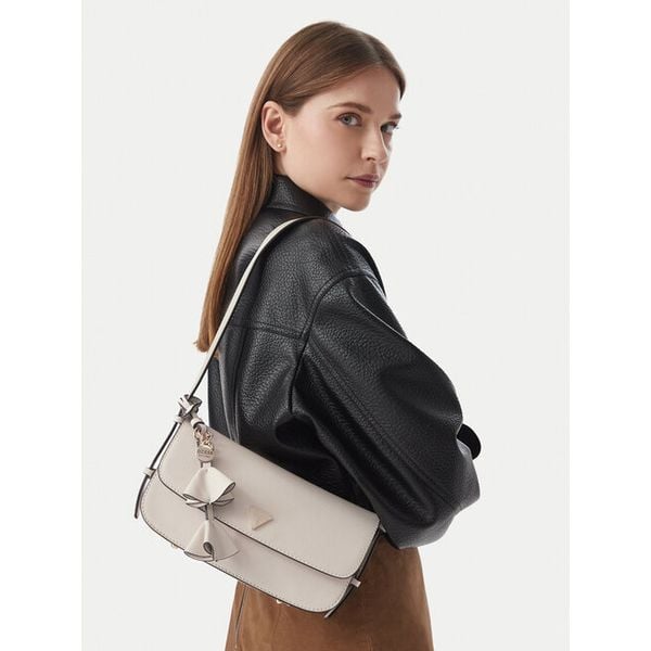 Torebka Guess. Białe torebki do ręki damskie Guess, z aplikacjami, klasyczne, bez dodatków. Za 544.99 zł.
