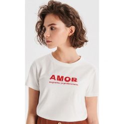 Koszulka z napisem - Kremowy. T-shirty damskie marki Cropp. Za 29.99 zł.