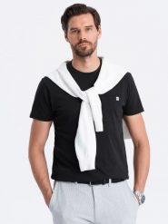 Dzianinowy T-shirt męski z naszytą kieszonką - czarny V5. Czarne t-shirty męskie Ombre Clothing, m, bez wzorów, z dzianiny, klasyczne, bez kołnierzyka. W wyprzedaży za 19.99 zł.