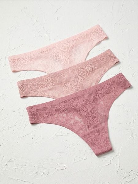 Koronkowe stringi 3 pack - wielobarwny. Stringi damskie Sinsay, l, bez wzorów, z koronki. Za 25.99 zł.